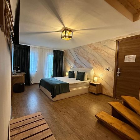 Conacul Radacinilor Hotel Petrozsény Kültér fotó