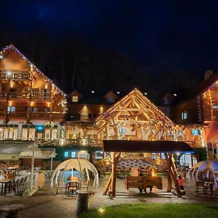 Conacul Radacinilor Hotel Petrozsény Kültér fotó