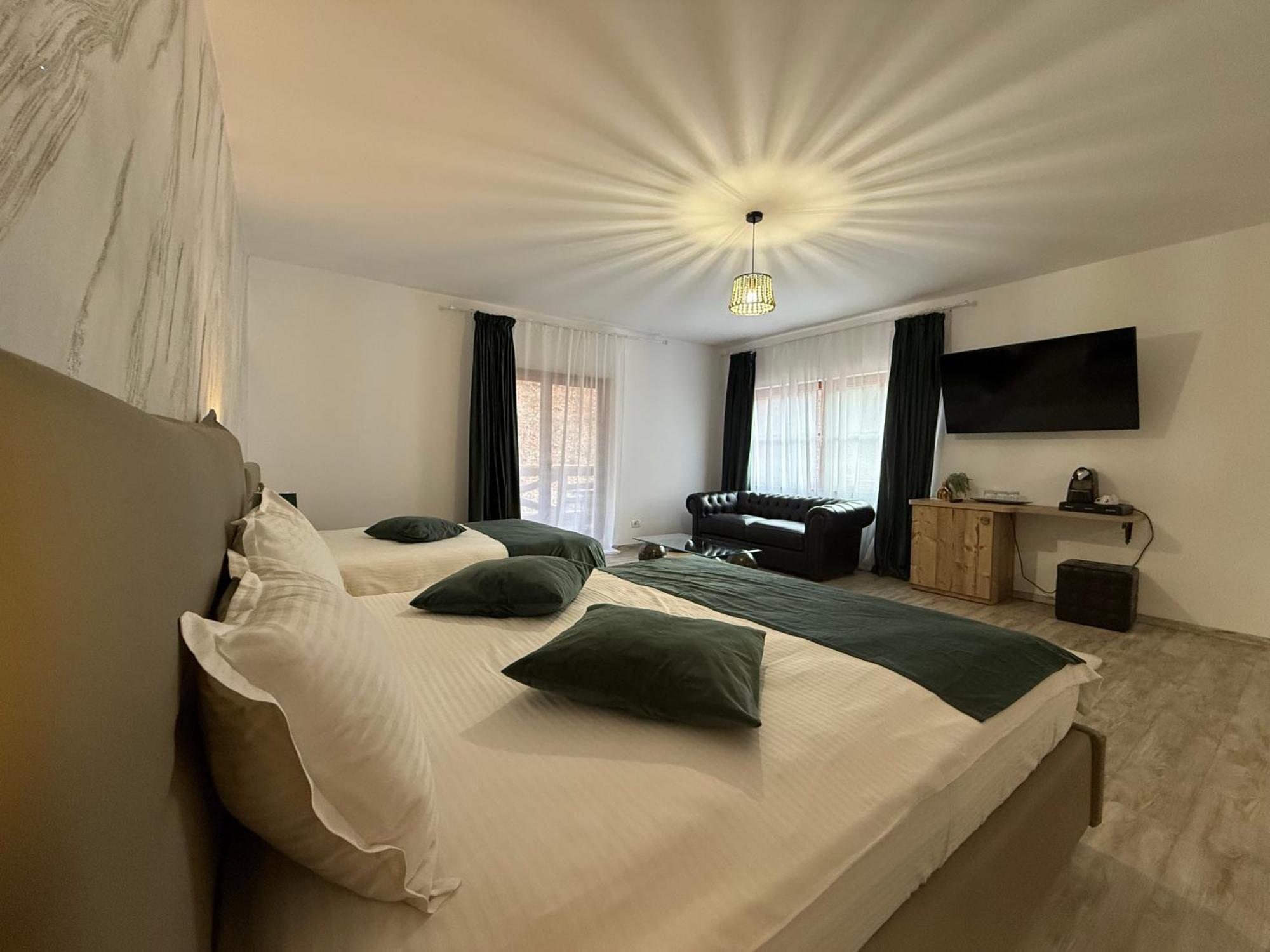Conacul Radacinilor Hotel Petrozsény Kültér fotó