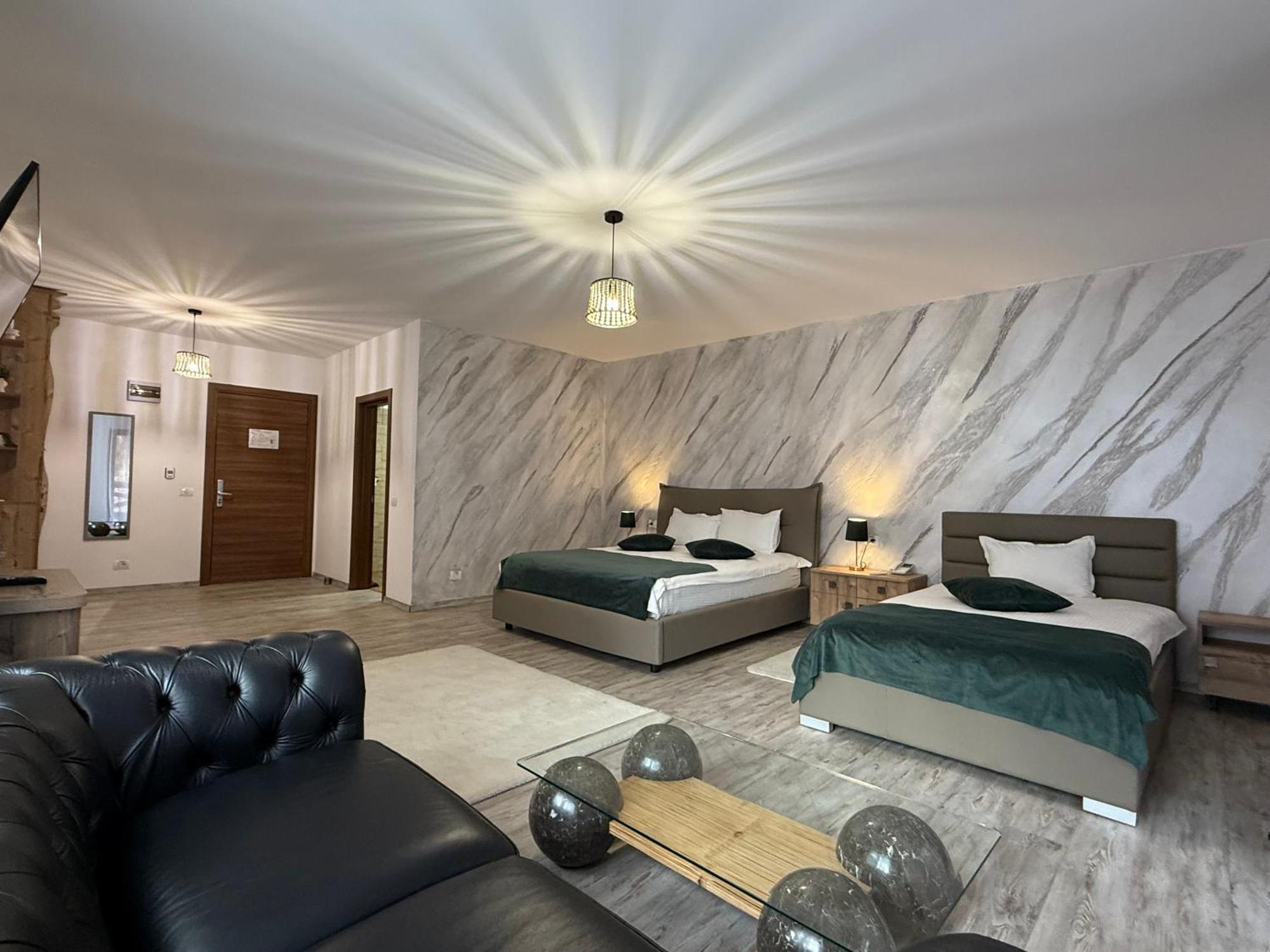 Conacul Radacinilor Hotel Petrozsény Kültér fotó