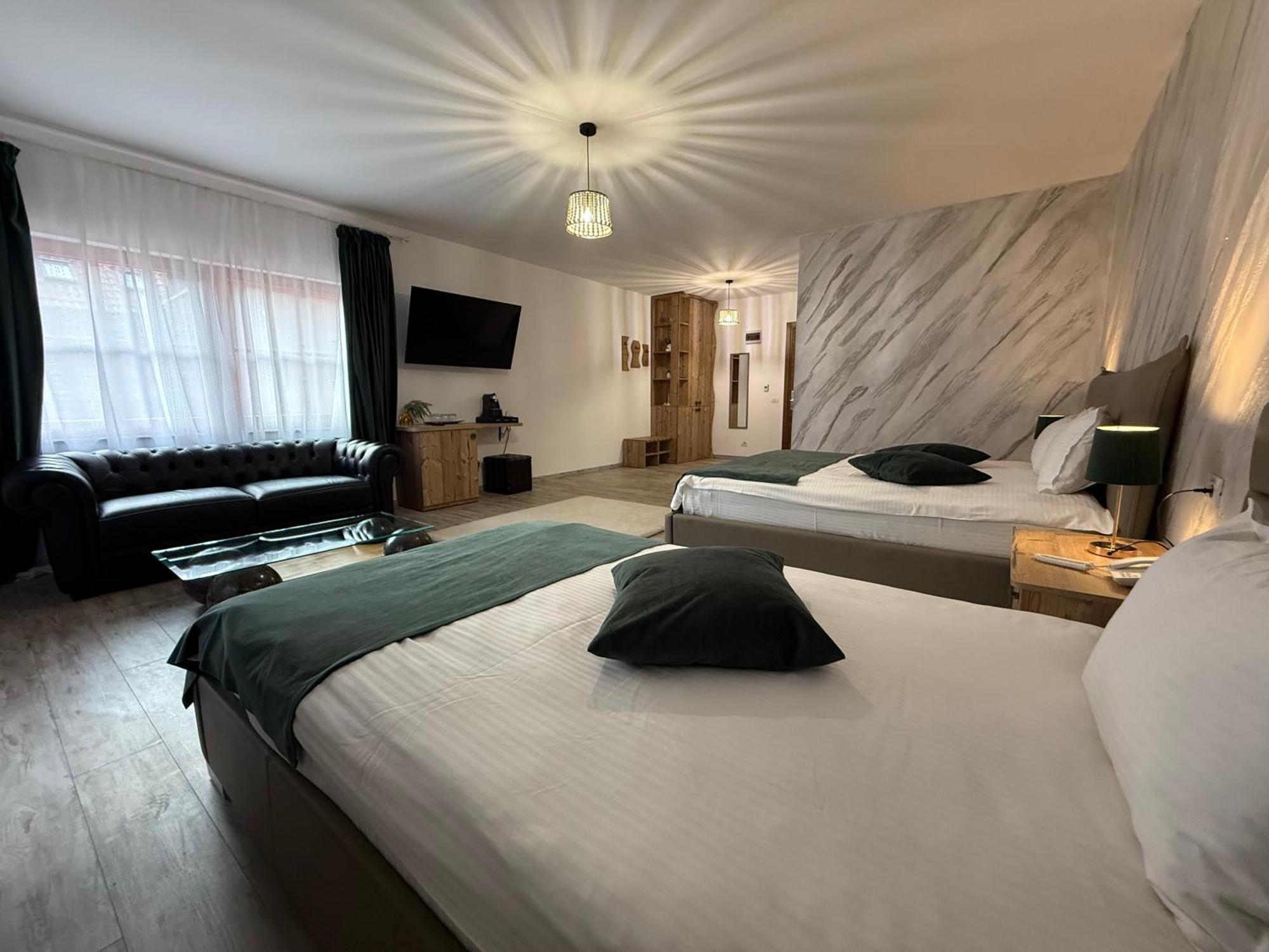 Conacul Radacinilor Hotel Petrozsény Kültér fotó