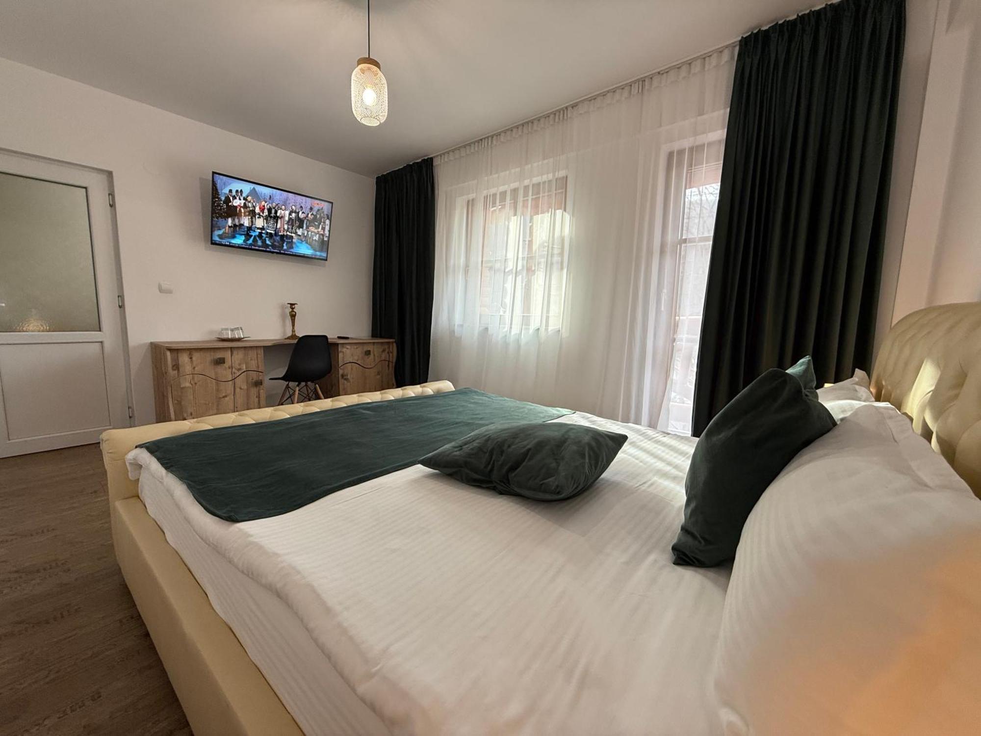 Conacul Radacinilor Hotel Petrozsény Kültér fotó
