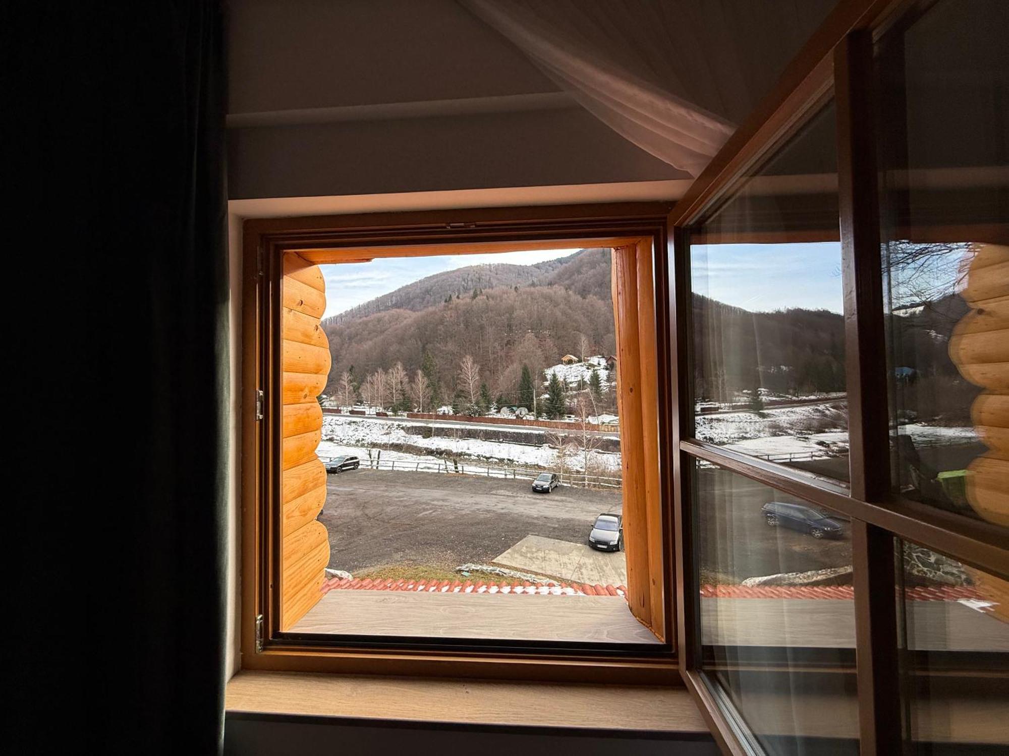 Conacul Radacinilor Hotel Petrozsény Kültér fotó