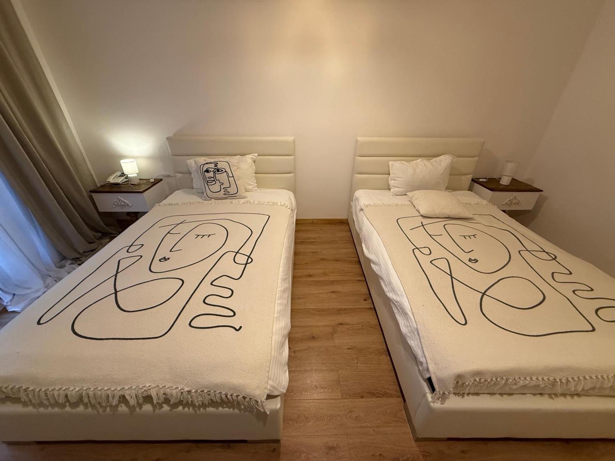Conacul Radacinilor Hotel Petrozsény Kültér fotó
