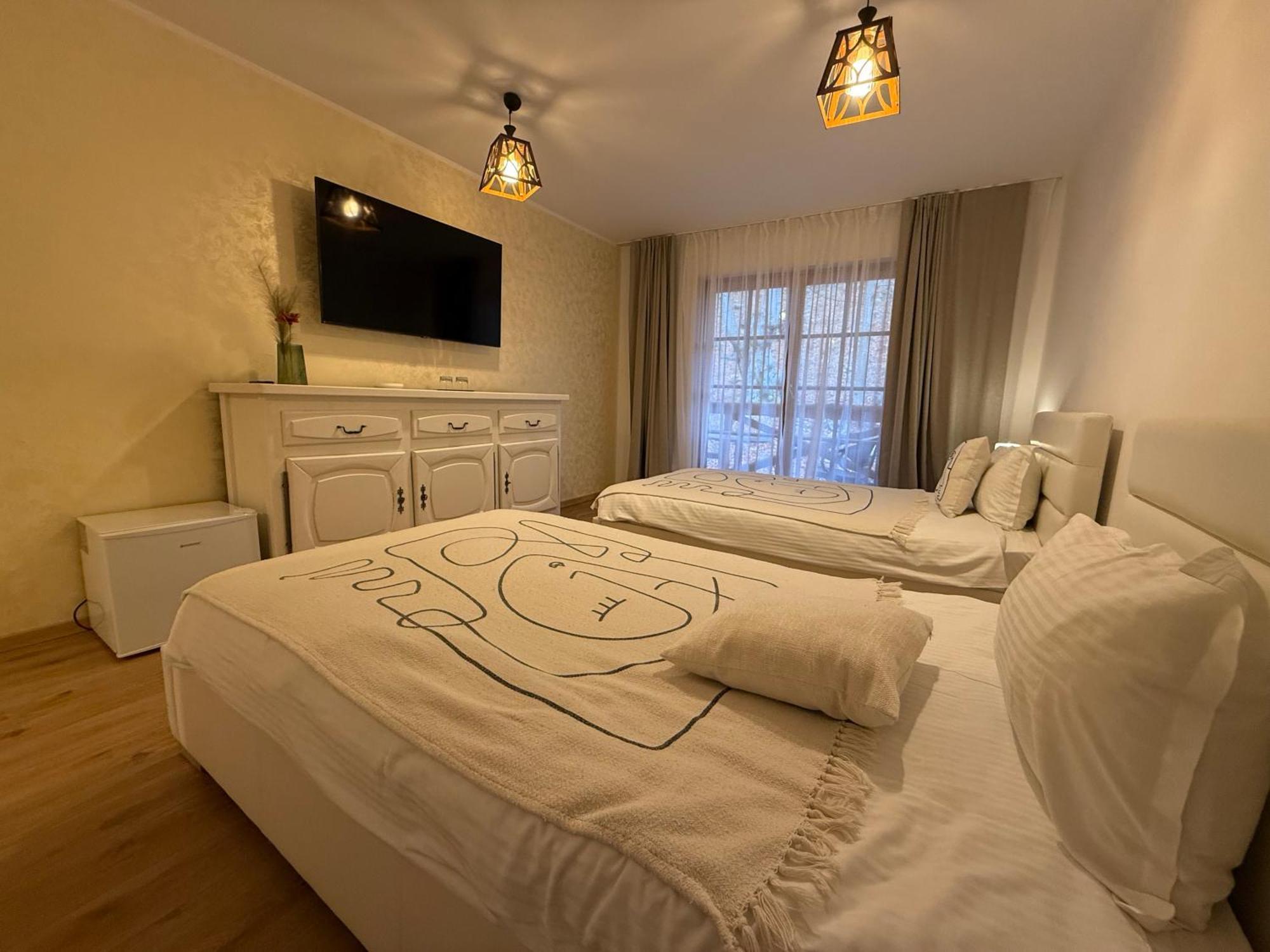 Conacul Radacinilor Hotel Petrozsény Kültér fotó