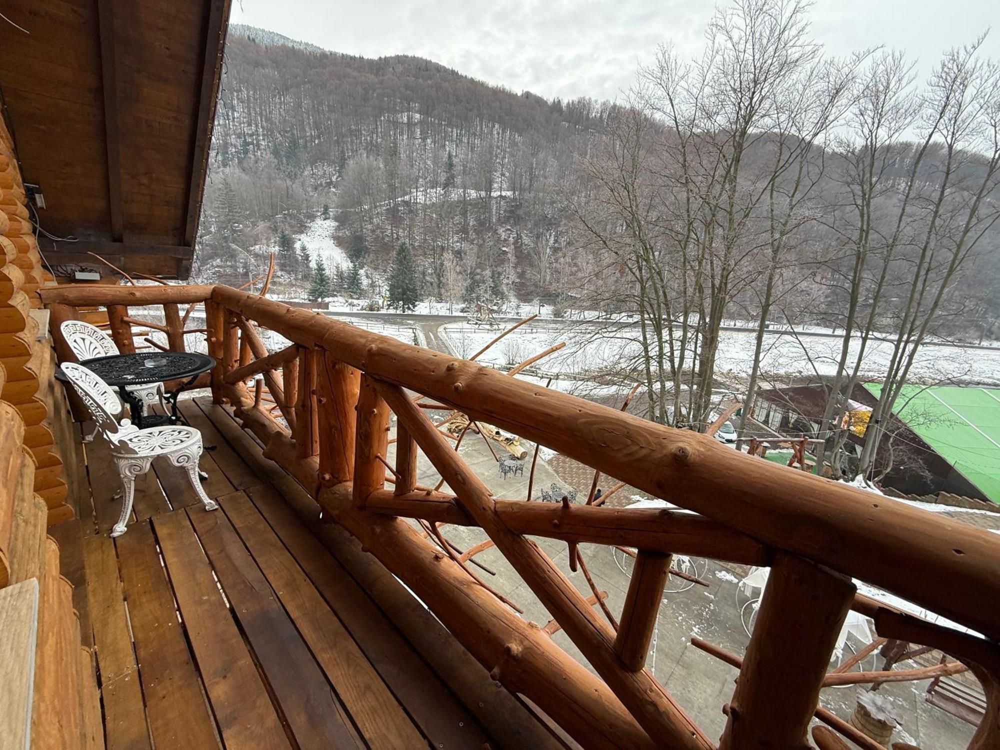 Conacul Radacinilor Hotel Petrozsény Kültér fotó