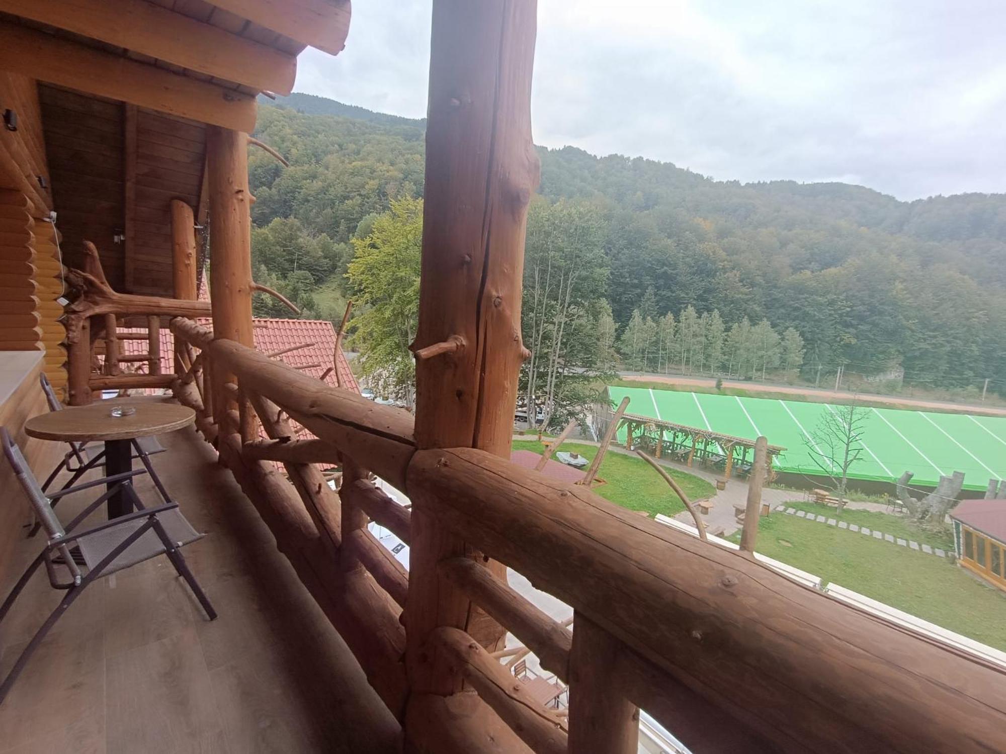 Conacul Radacinilor Hotel Petrozsény Kültér fotó