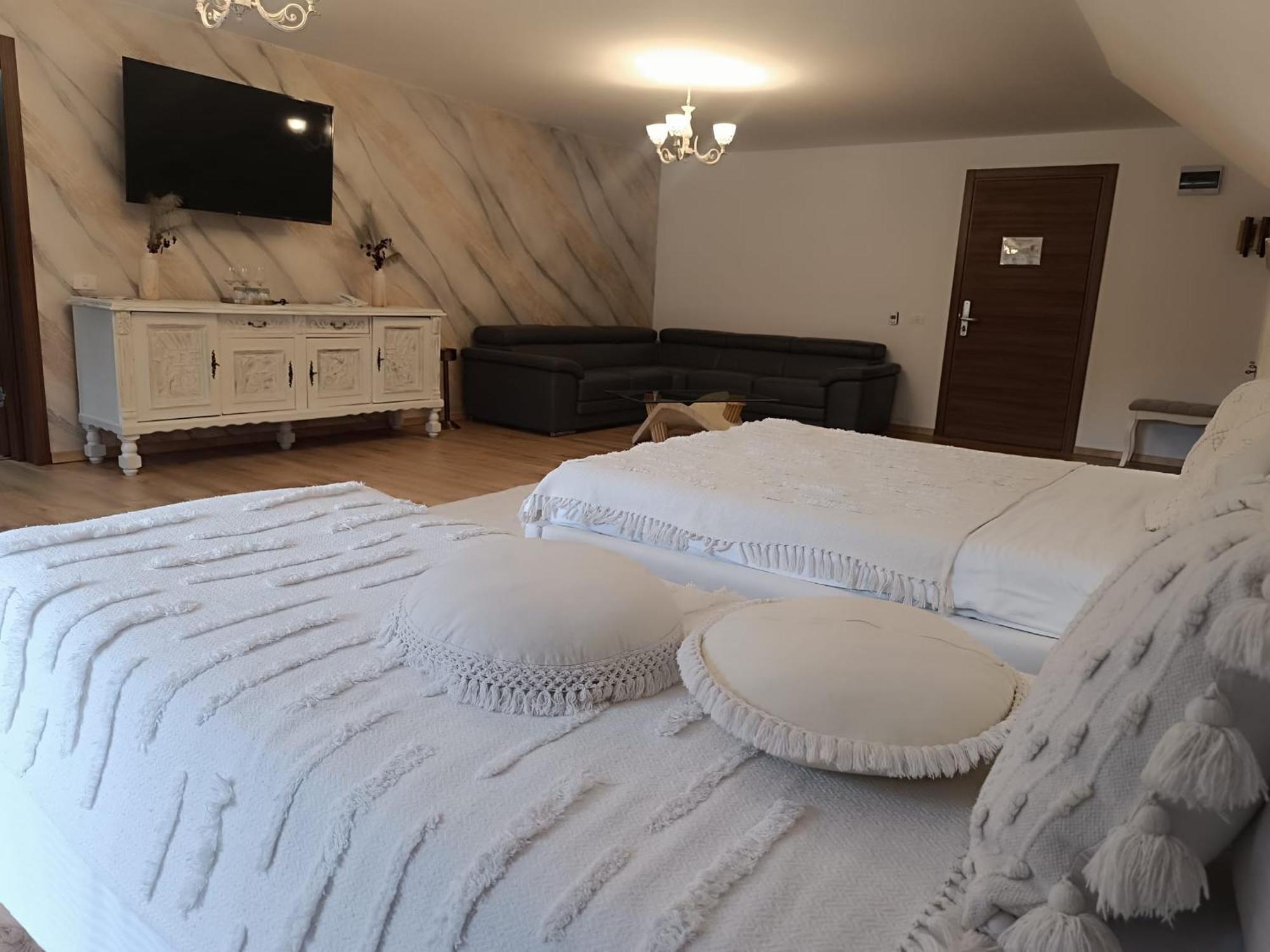 Conacul Radacinilor Hotel Petrozsény Kültér fotó